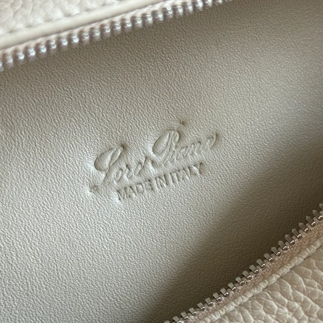 p1160💋💋💋【Original leather configuration counter complete set of packaging】 𝐋𝐨𝐫𝐨 𝐏𝐢𝐚𝐧@ Extra pocket L19 series handbag/crossbody bag, all steel, the most comfortable life is the undefined life, just like loro The material design of pian@ does not require complicated design styles. The simple and soft outline is elegant and durable, like an exquisite cosmetic case, which perfectly balances appearance and functionality. The leather is delicate and feels as soft as butter. The small bag has a large capacity. It is not only portable with a thin shoulder strap, but can also be worn cross-body. Sisters who have a special liking for minimalist style can buy it. It is simple and versatile. The simpler, the more different. Stars and Instagram celebrities are all planting it. There are two sizes of 19 cm and 27 cm. One is exquisite and casual, and the other is elegant and grand. Size: Small: length 19×width 7×height 12cm (